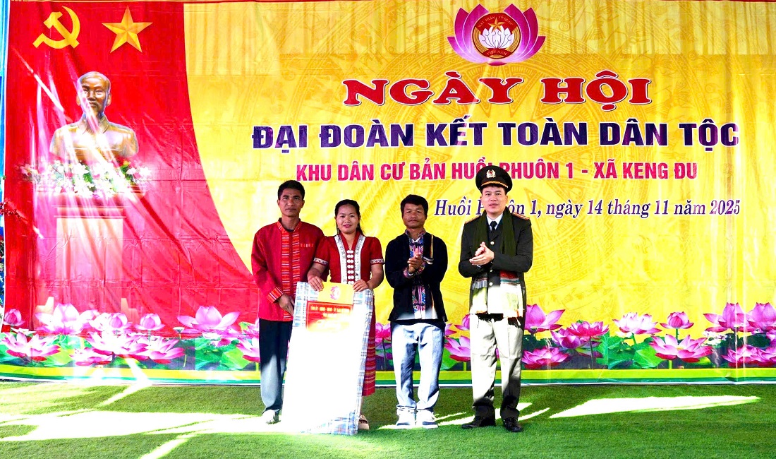 Tặng quà của Tỉnh uỷ, HĐND, UBND, Uỷ ban MTTQ tỉnh cho đại diện Ban quản lý bản Huồi Phuôn 1