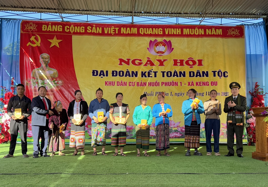 Đồng chí Đại tá Trần Hồng Quang, Phó Bí thư Đảng ủy, Phó Giám đốc Công an tỉnh tặng quà cho bà con Nhân dân có hoàn cảnh khó khăn