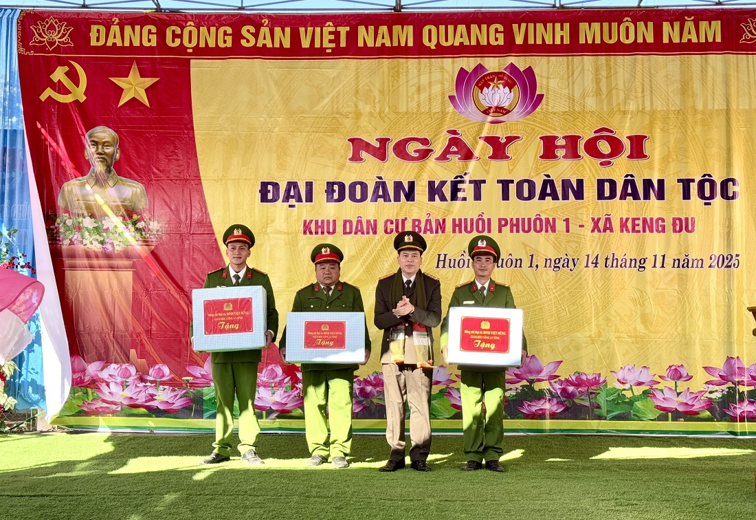 Đồng chí Đại tá Trần Hồng Quang, Phó Bí thư Đảng ủy, Phó Giám đốc Công an tỉnh tặng quà Công an xã Keng Đu