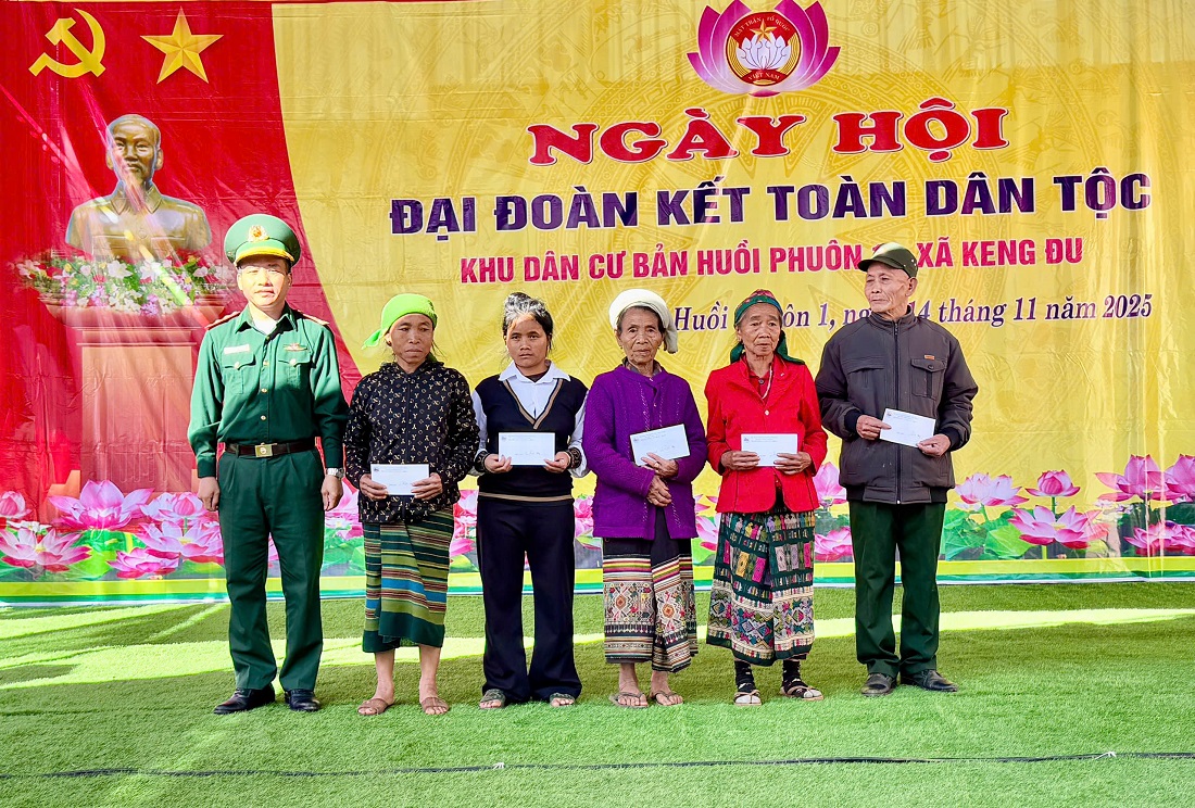 Đồn Biên phòng Keng Đu trao quà tặng các hộ nghèo, hộ có hoàn cảnh khó khăn trên địa bàn