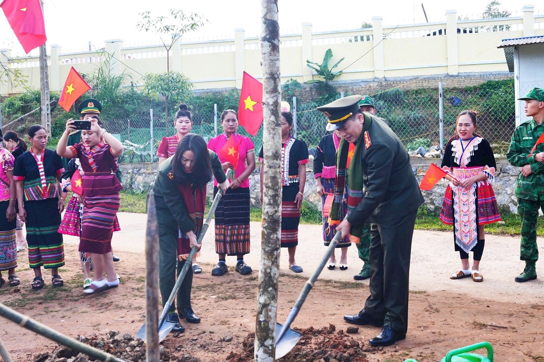 Đồng chí Đại tá Trần Hồng Quang, Phó Bí thư Đảng ủy, Phó Giám đốc Công an tỉnh cùng các đại biểu trồng cây lưu niệm trên tuyến đường vào UBND xã Keng Đu