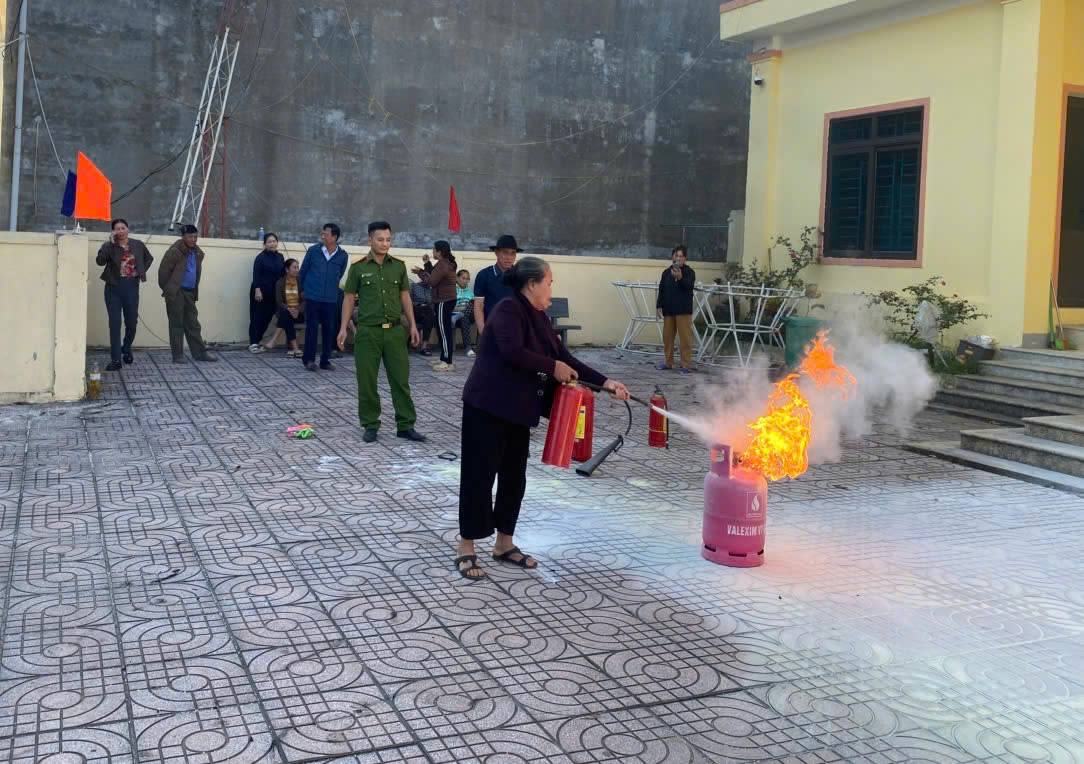 Tiểu thương được hướng dẫn thực hành sử dụng bình chữa cháy dập tắt đám cháy giả định
