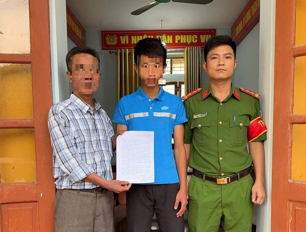 Công an xã Bạch Ngọc bàn giao cháu D. cho gia đình 