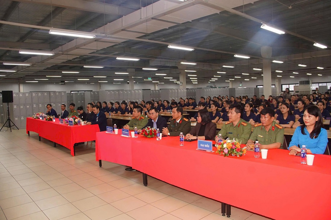 Các đại biểu tham dự chương trình khám và tư vấn sức khỏe miễn phí cho công nhân, người lao động