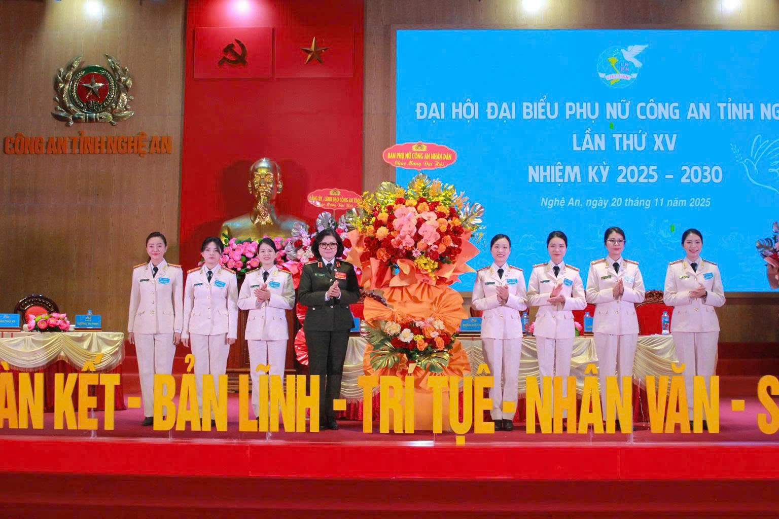 Ban Phụ nữ Công an nhân dân chúc mừng Đại hội