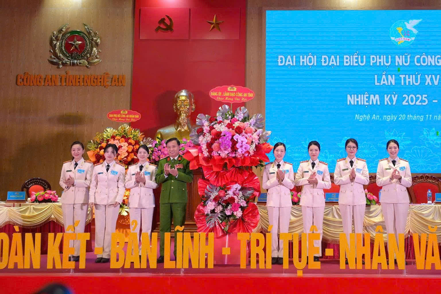 Đảng ủy, Lãnh đạo Công an tỉnh chúc mừng Đại hội