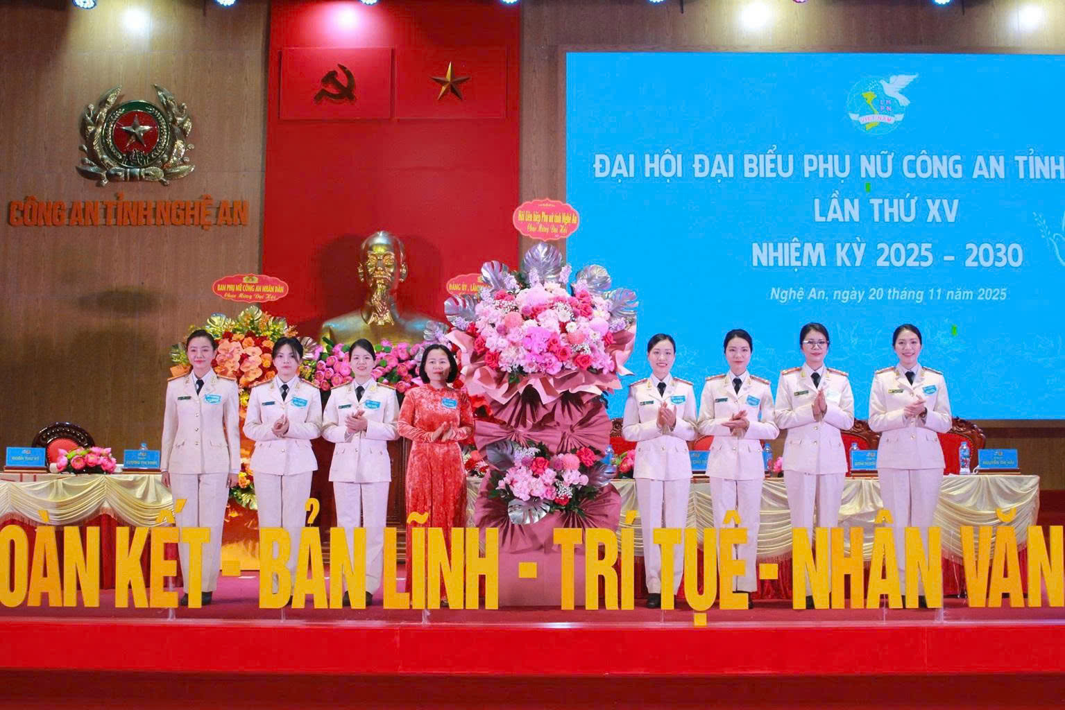 Hội LHPN tỉnh chúc mừng Đại hội