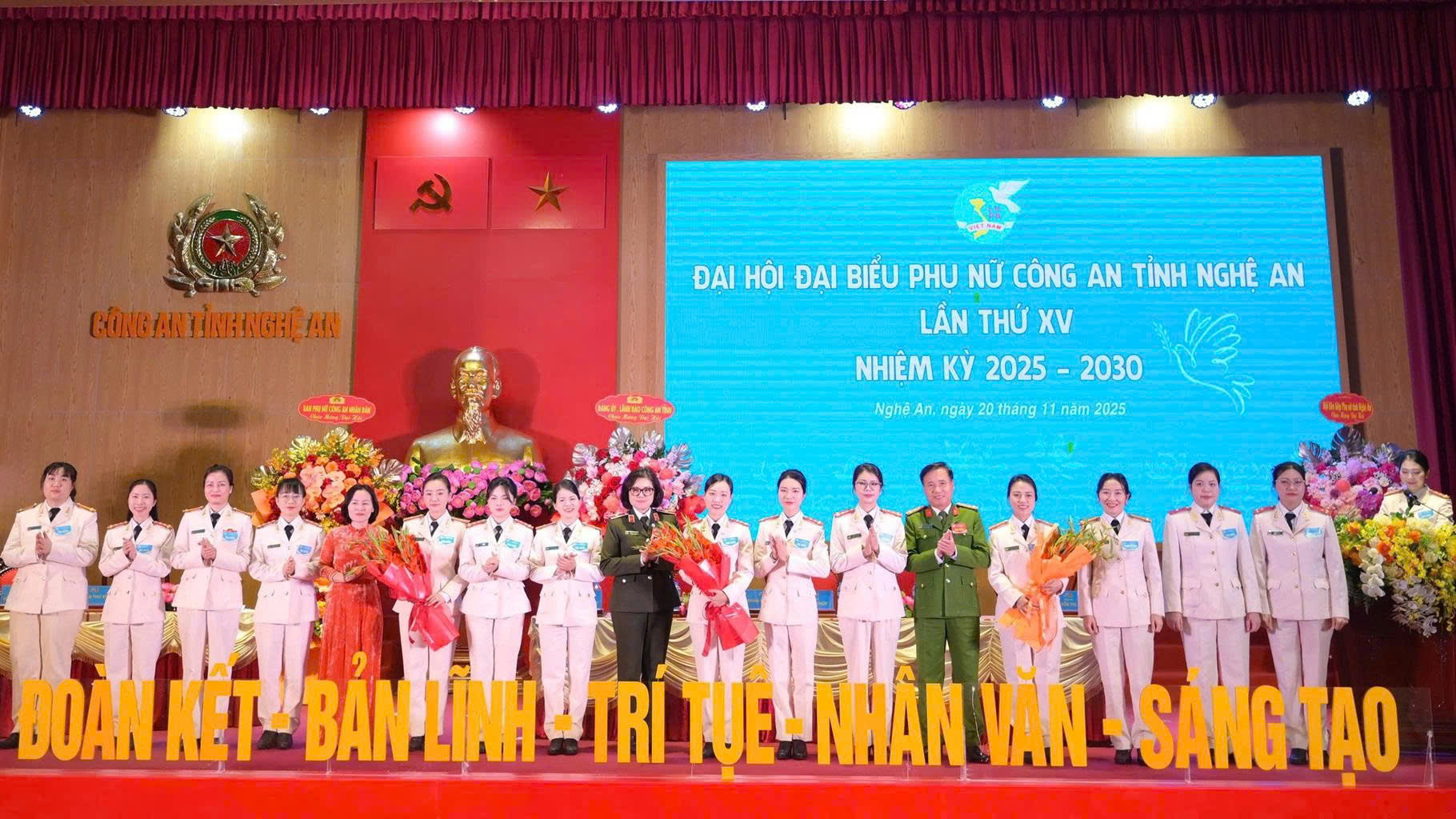 Ban Phụ nữ Công an nhân dân, Hội LHPN tỉnh, Ban Giám đốc Công an tỉnh tặng hoa chúc mừng Ban Phụ nữ Công an tỉnh nhiệm kỳ 2025 - 2030