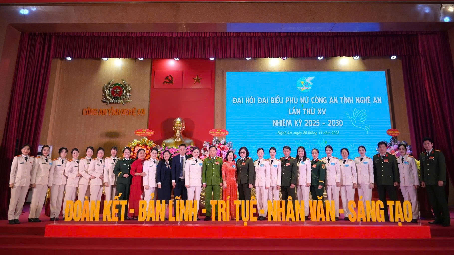 Các đại biểu chụp ảnh lưu niệm