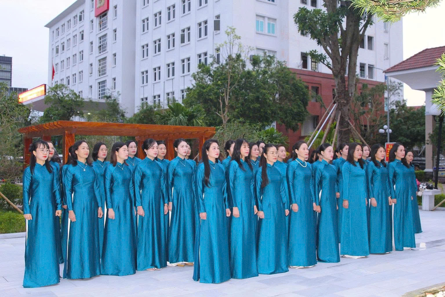 Các đại biểu dâng hương tưởng nhớ Chủ tịch Hồ Chí Minh tại Nhà tưởng niệm Người trong khuôn viên Công an tỉnh