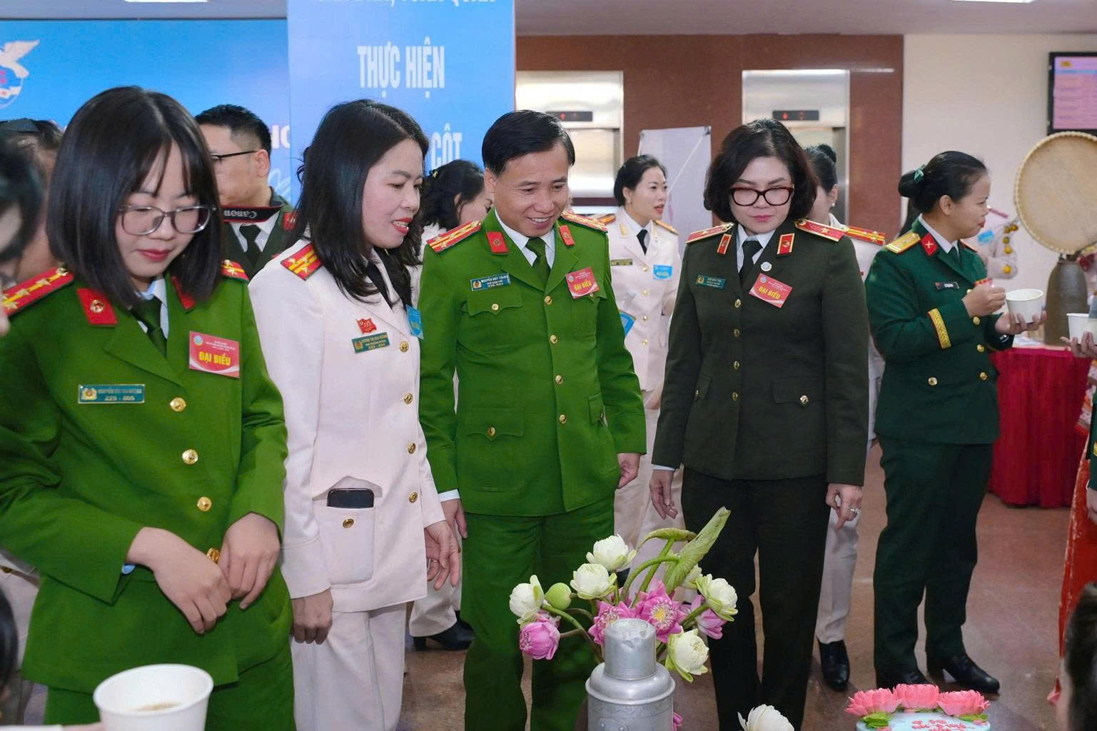 Các đại biểu tham quan gian hàng tại Đại hội