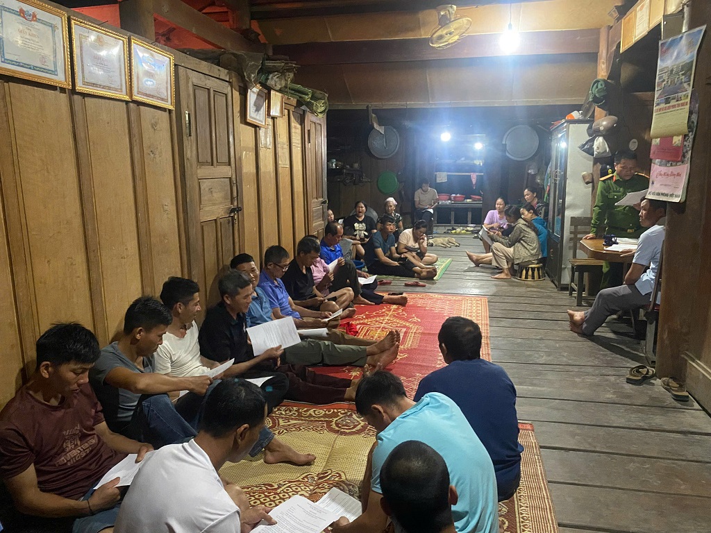 Tại buổi họp dân tại nhà Bí thư Chi bộ bản Na Khướng, Công an xã Na Loi tuyên truyền trực tiếp cho bà con về việc giao nộp vũ khí, vật liệu nổ và chấp hành pháp luật 