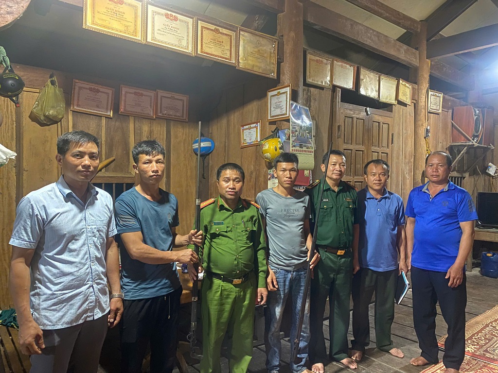 Người dân bản Na Khướng tự nguyện giao nộp súng tự chế cho lực lượng Công an xã và Bộ đội Biên phòng sau buổi tuyên truyền