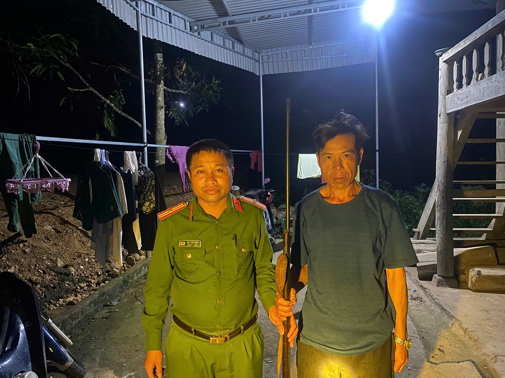  Công an xã Na Loi đến tận nhà người người dân ở bản Na Khướng để vận động, giải thích và tiếp nhận súng tự chế theo đúng quy định 