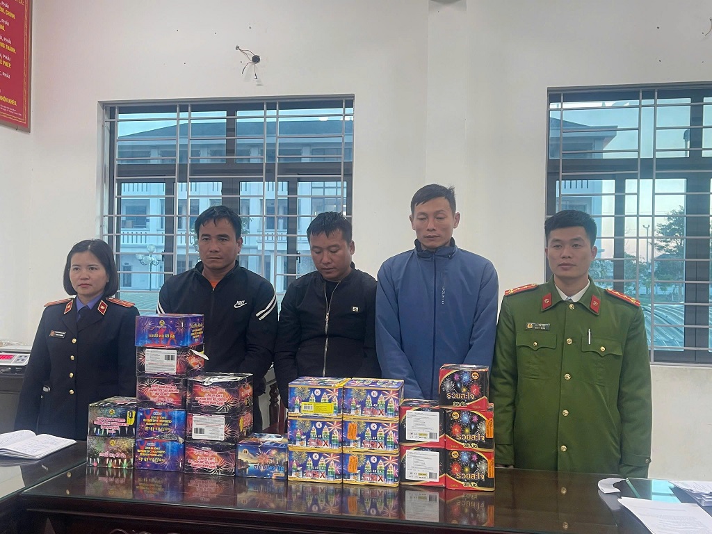 Các đối tượng mua bán, tàng trữ pháo nổ bị bắt giữ