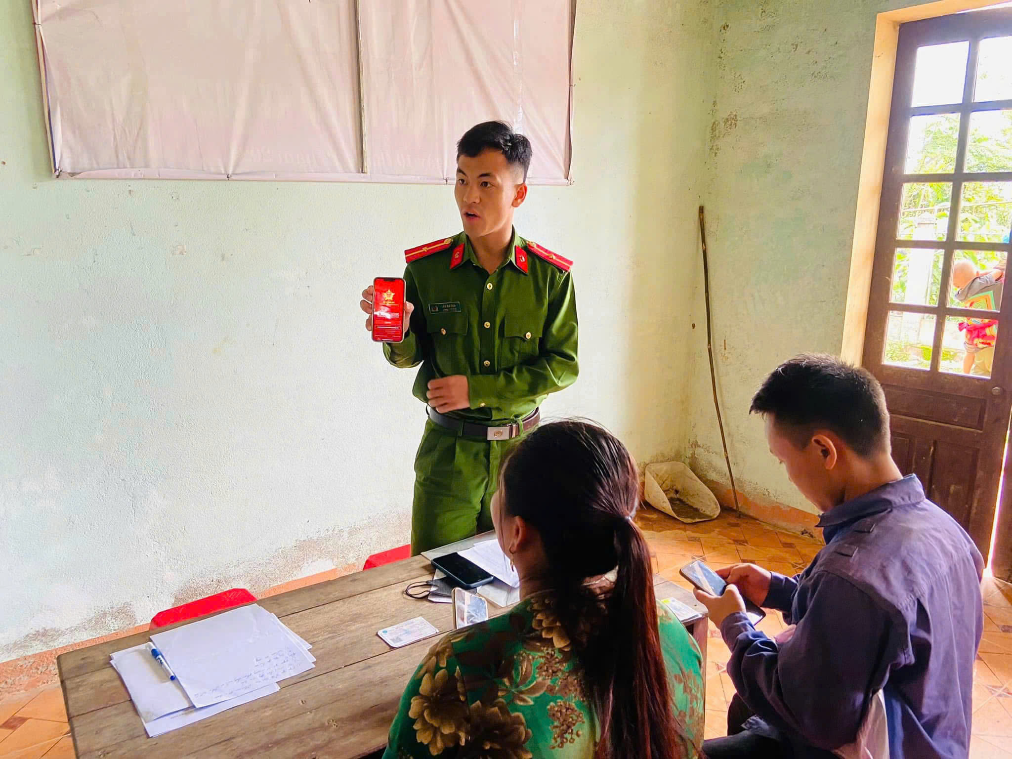 Công an xã hướng dẫn người dân sử dụng tiện ích công nghệ số cho người dân 