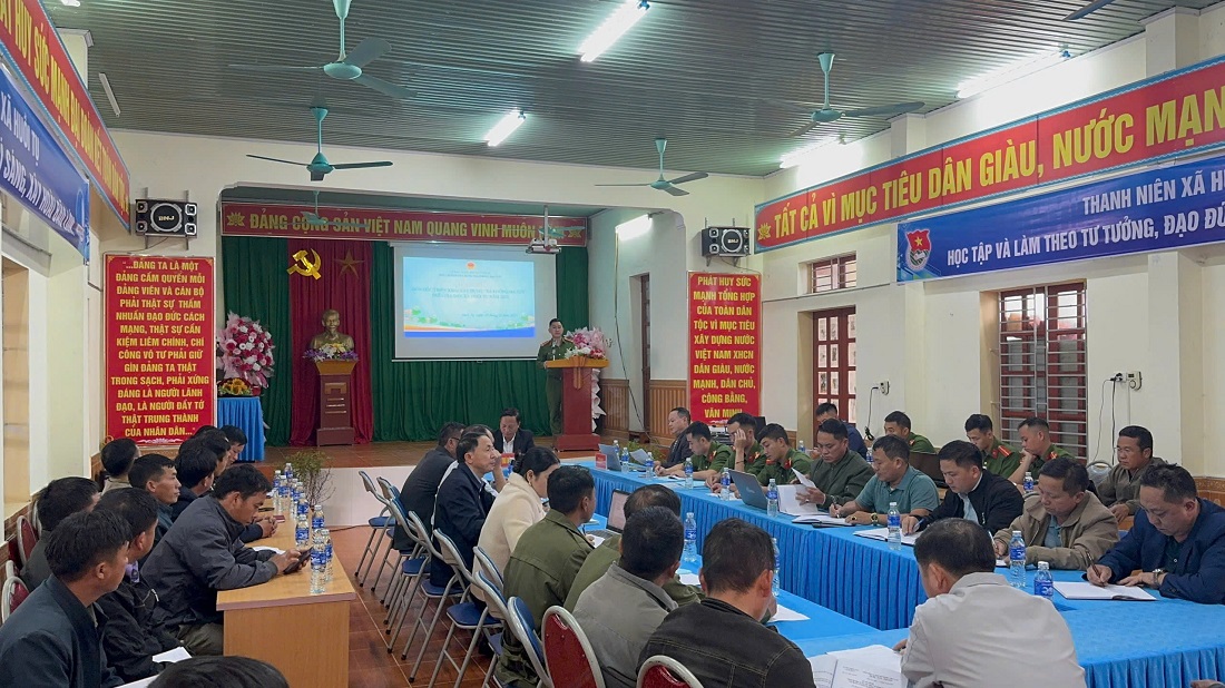 Người dân Huồi Tụ tại một cuộc họp 