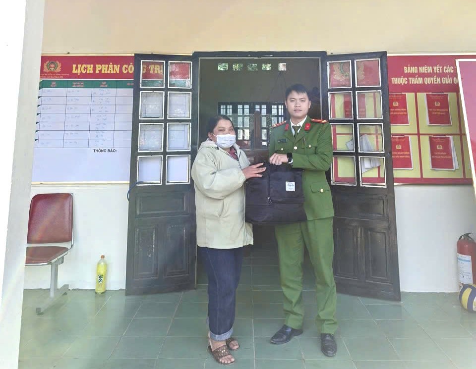 Công an xã Nga My nhanh chóng xác minh chủ nhân chiếc túi và tiến hành trao trả