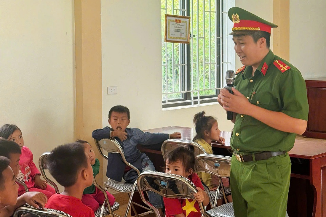 Tuyên truyền, phổ biến, giao dục pháp luật đến tận các em học sinh