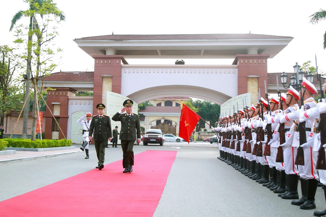 Đồng chí Thượng tướng Trần Quốc Tỏ, Ủy viên Ban Chấp hành Trung ương Đảng, Phó Bí thư Đảng ủy Công an Trung ương, Thứ trưởng Bộ Công an duyệt đội danh dự Công an tỉnh Nghệ An
