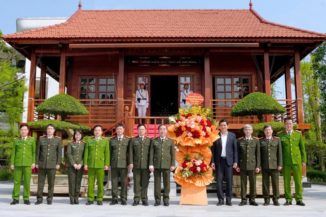 Đồng chí Thứ trưởng Trần Quốc Tỏ dâng hoa tưởng niệm Chủ tịch Hồ Chí Minh tại Nhà tưởng niệm của Người trong khuôn viên Công an tỉnh Nghệ An