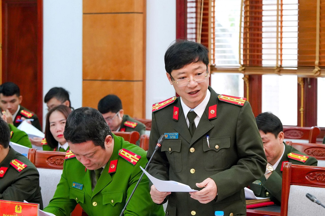Đồng chí Đại tá Trần Ngọc Tuấn, Phó Giám đốc Công an tỉnh trình bày tóm tắt tình hình, kết quả công tác năm 2025 của Công an Nghệ An
