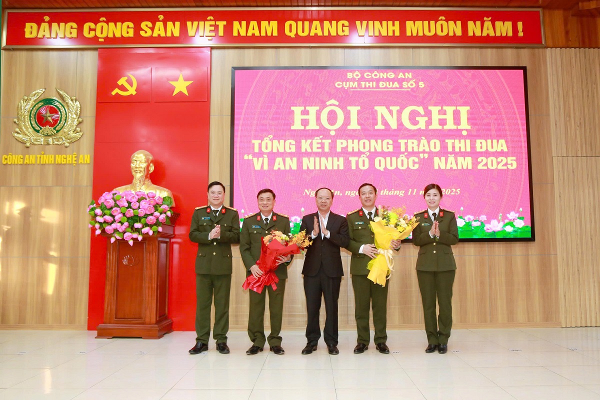 Tặng hoa và bàn giao đơn vị cụm trưởng, cụm phó Cụm thi đua số 5 năm 2026
