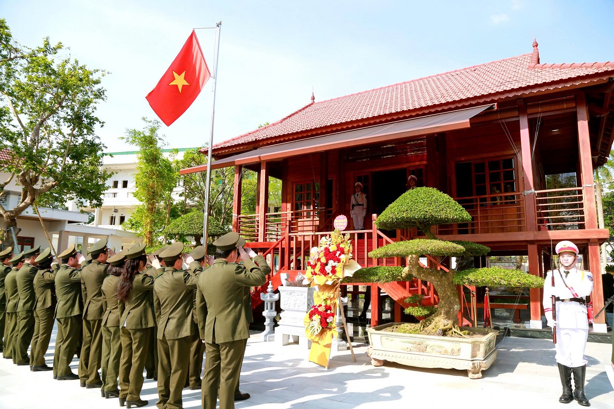 Các đơn vị thuộc Cụm thi đua số 5 Bộ Công an và các đại biểu dâng hương, dâng hoa tưởng nhớ Chủ tịch Hồ Chí Minh tại Nhà tưởng niệm Người trong khuôn viên Công an tỉnh Nghệ An