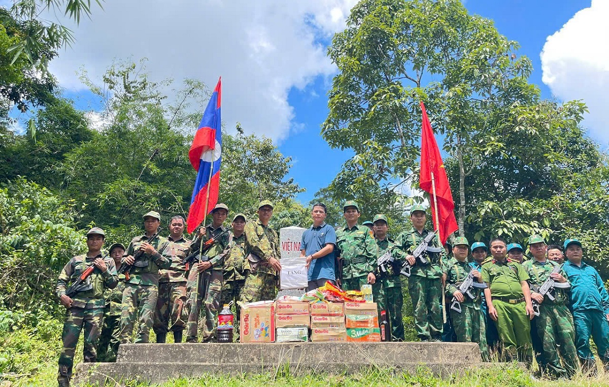 Tặng nhu yếu phẩm hỗ trợ Đại đội 223, góp phần động viện lực lượng làm nhiệm vụ và tăng cường quan hệ phối hợp