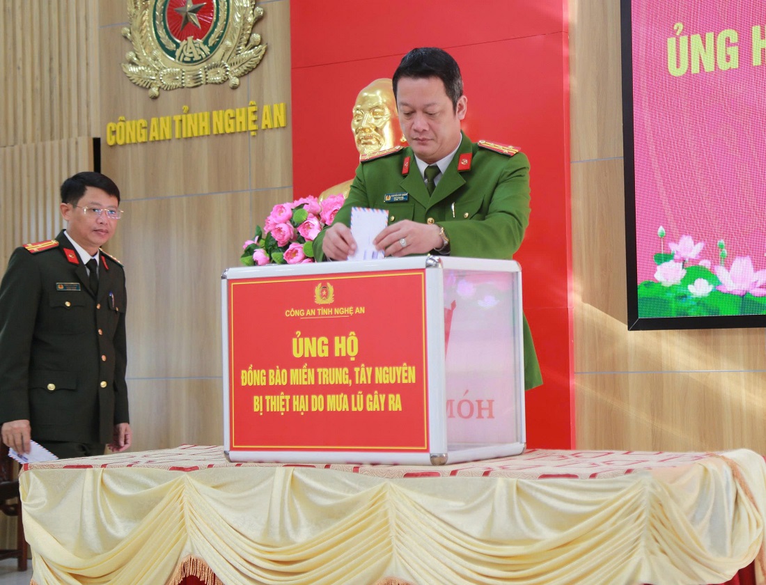 Đồng chí Đại tá Nguyễn Đức Cường, Phó Giám đốc Công an tỉnh thực hiện ủng hộ đồng bào miền Trung, Tây Nguyên bị thiệt hại do mưa lũ gây ra