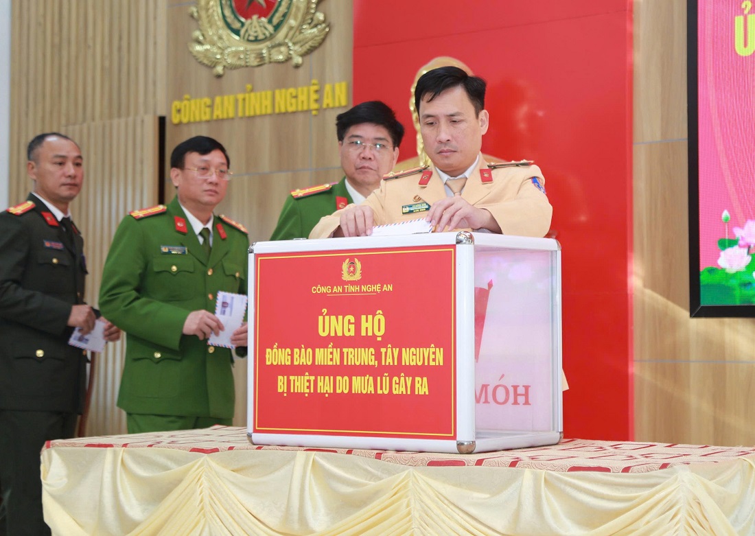 Đại diện lãnh đạo các phòng chức năng ủng hộ đồng bào miền Trung, Tây Nguyên bị thiệt hại do mưa lũ gây ra