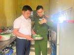 Công an xã tăng cường kiểm tra vệ sinh an toàn thực phẩm