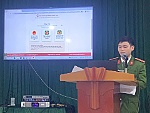 Công an xã hướng dẫn thực hiện thủ tục hành chính trên ứng dụng VNeID