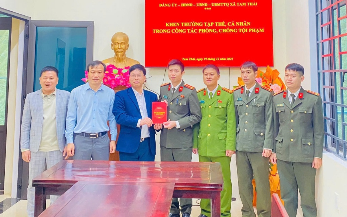 Khen thưởng đột xuất Công an xã liên tiếp lập nhiều thành tích trong đợt ra quân thực hiện cao điểm