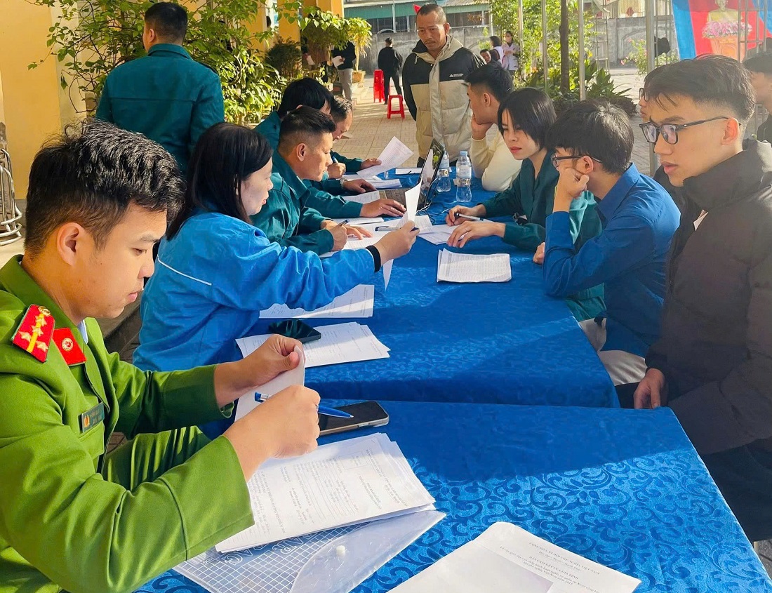 Công an phường Cửa Lò phối hợp Ban chỉ huy Quân sự phường tiến hành sơ tuyển công dân thực hiện nghĩa vụ quân sự và nghĩa vụ tham gia CAND năm 2026