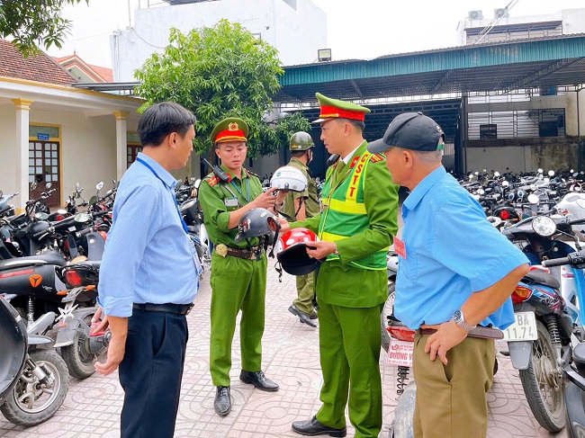 Công an xã tuyên truyền, kiểm tra việc chấp hành Luật Giao thông đường bộ