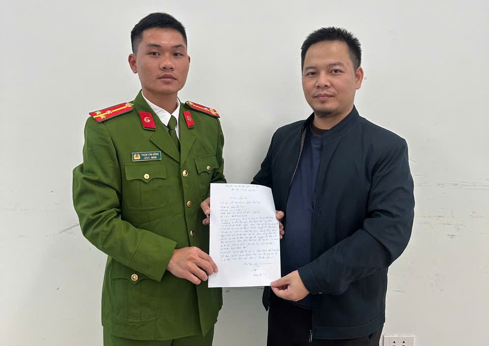 Anh Lực vui mừng nhận lại số tiền, viết thư cảm ơn Công an phường Thái Hòa
