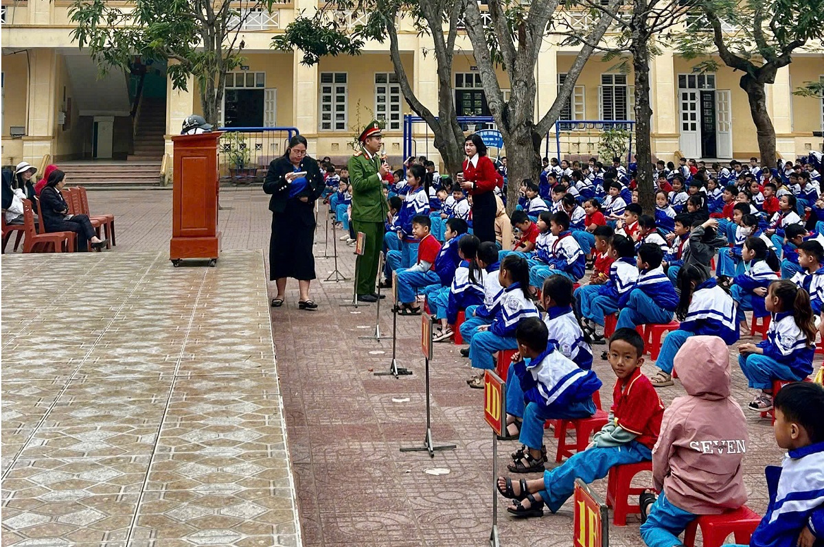 Tuyên truyền, giáo dục pháp luật cho hơn 500 học sinh, cán bộ, giáo viên