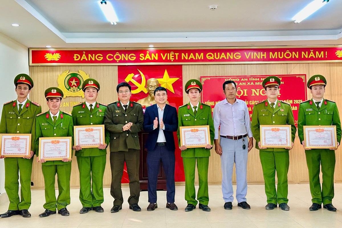 Chủ tịch UBND xã Mường Xén tặng giấy khen cho 01 tập thể và 05 cá nhân