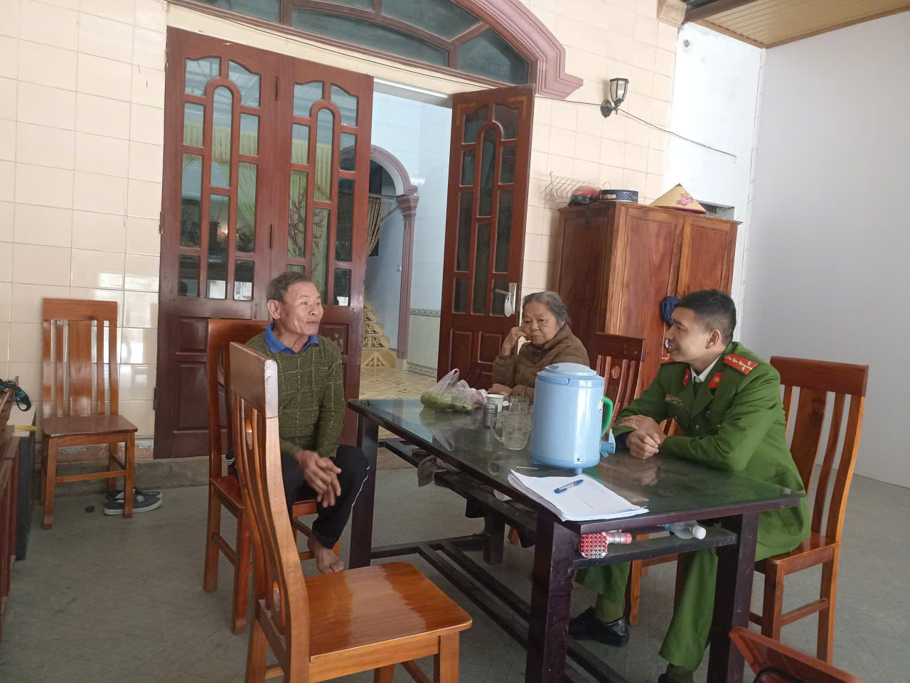 Công an xã Đại Huệ tuyên truyền, hướng dẫn người dân kỹ năng phòng cháy chữa cháy