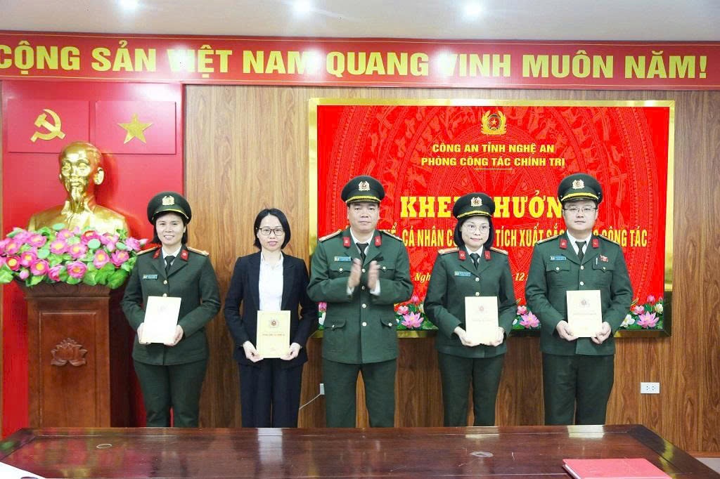 Thượng tá Nguyễn Trọng Khanh, Trưởng phòng Công tác chính trị trao thưởng 06 cá nhân có thành tích tiêu biểu