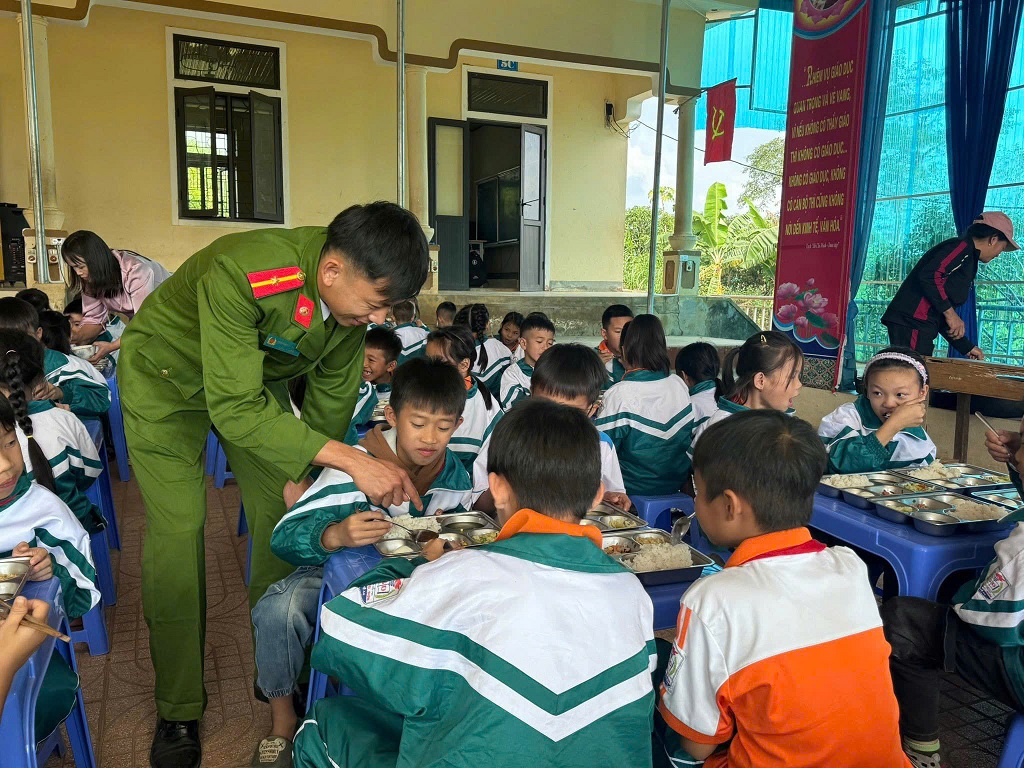 Công an xã Tân An, Đoàn xã Tân An phối hợp Trường Tiểu học Hương Sơn tổ chức chương trình “Bữa cơm tình thương – Tiếp sức em đến trường”
