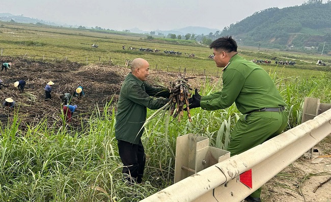 Lực lượng Công an xã Yên Xuân hỗ trợ gia đình thu hoạch mía