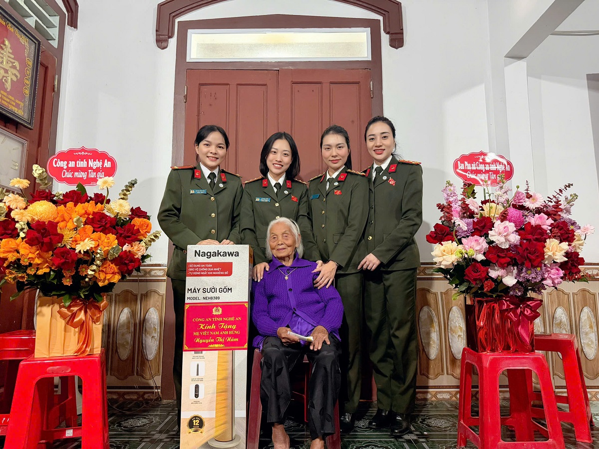 Ban Phụ nữ Công an tỉnh tặng quà Mẹ Nguyễn Thị Năm