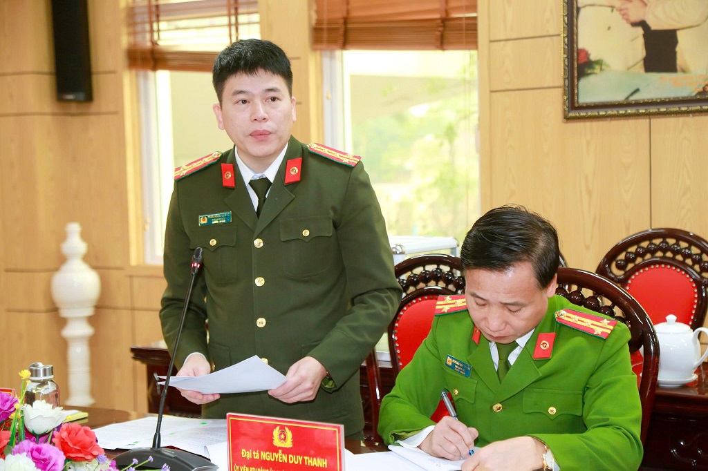 Đồng chí Đại tá Trần Hồng Quang, Phó Bí thư Đảng ủy, Phó Giám đốc Công an tỉnh trình bày báo cáo kiểm điểm tập thể Ban Thường vụ Đảng ủy Công an tỉnh