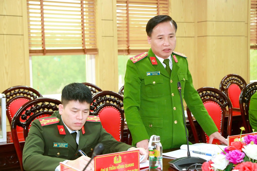 Đồng chí Đại tá Nguyễn Duy Thanh, Ủy viên Ban thường vụ Đảng ủy, Phó Giám đốc Công an tỉnh phát biểu tại Hội nghị