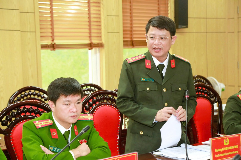 Đồng chí Thượng tá Đinh Anh Dũng, Ủy viên Ban thường vụ Đảng ủy, Trưởng phòng Tổ chức cán bộ Công an tỉnh phát biểu
