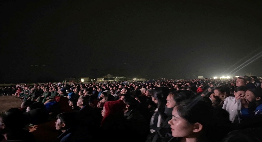 Nhân dân xã Hạnh Lâm đến xem phim tại Sân vận động