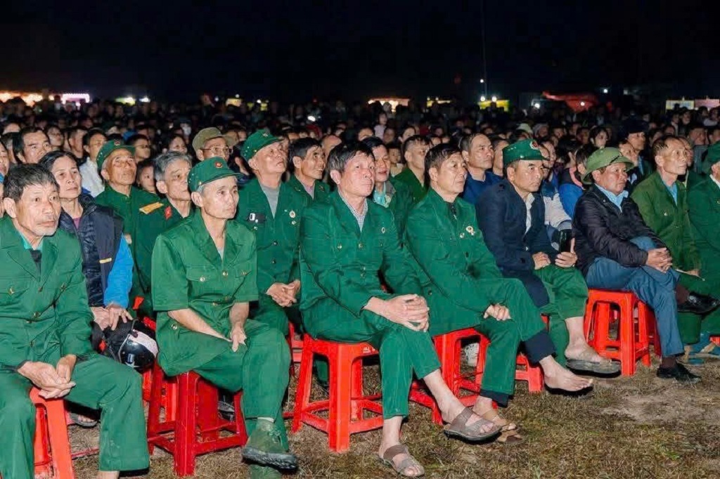Cựu chiến binh xã Hạnh Lâm đến xem phim tại sân vận động