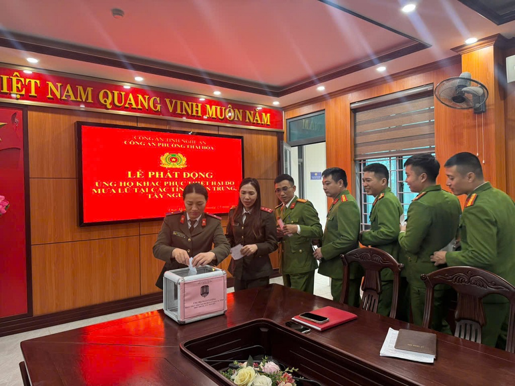 Công an phường Thái Hòa quyên góp, ủng hộ đồng bào bị thiên tai